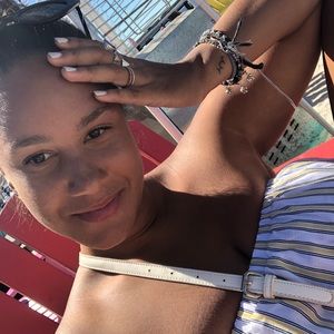 Meet your Posher, Simone